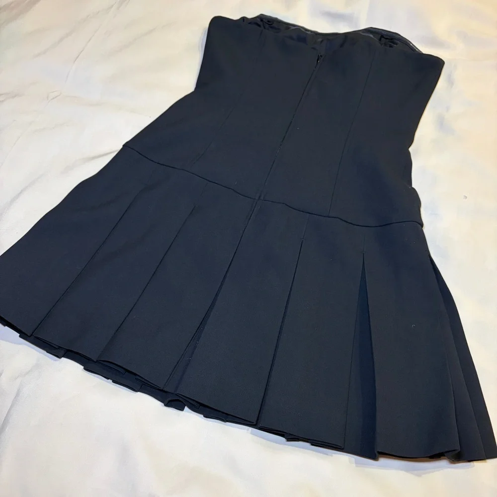 Aritzia- Wilfred Polished Dress Size 8 in Heather Black Strapless Mini Pleated